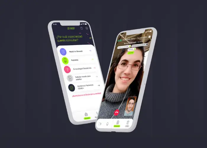 Profesional de salud usando una plataforma digital para atención médica